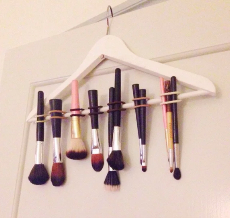 Perchas para secar las brochas de maquillaje | Reddit.com/Vahedih