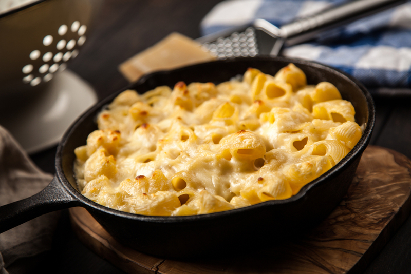 Llévalos: macarrones con queso de sartén precocidos | Shutterstock 